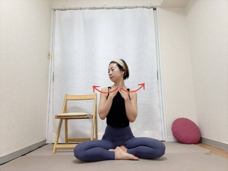 鎖骨に指先を引っ掛けて頭を左右に動かしてリンパを刺激するセルフケア