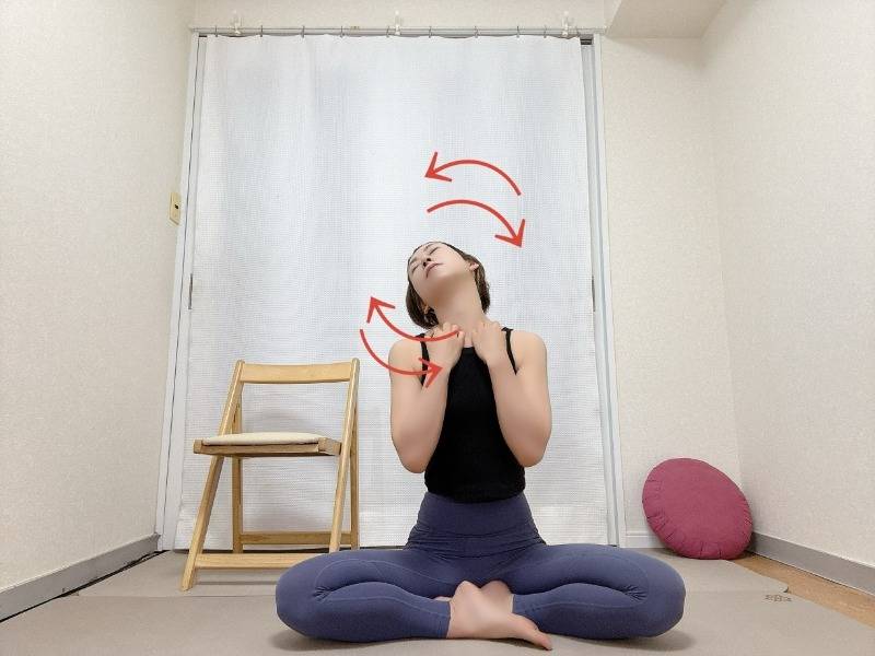 鎖骨に指先を引っ掛けて頭を回してリンパを刺激するセルフケア