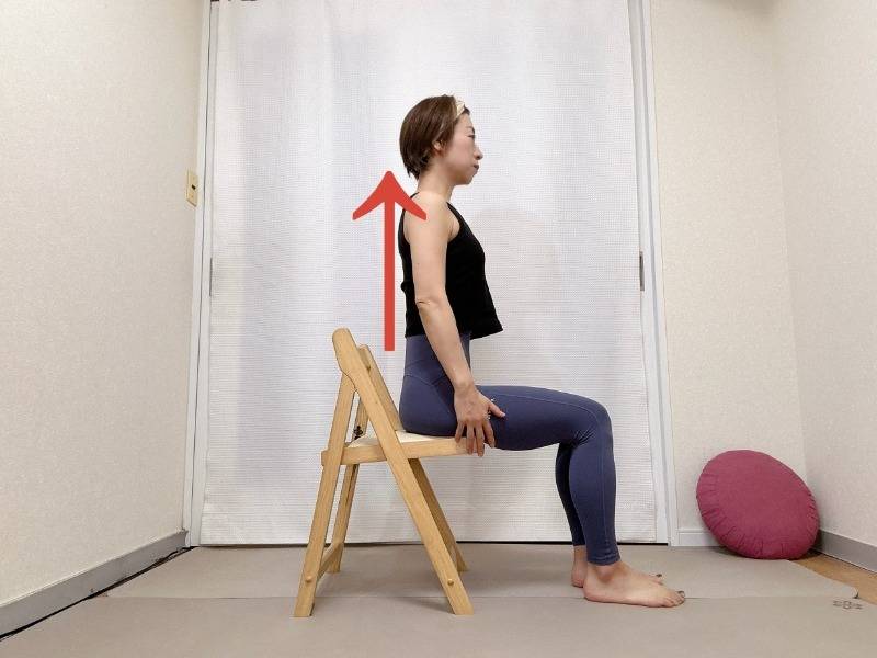 椅子に浅めに座り、背筋を伸ばした体勢