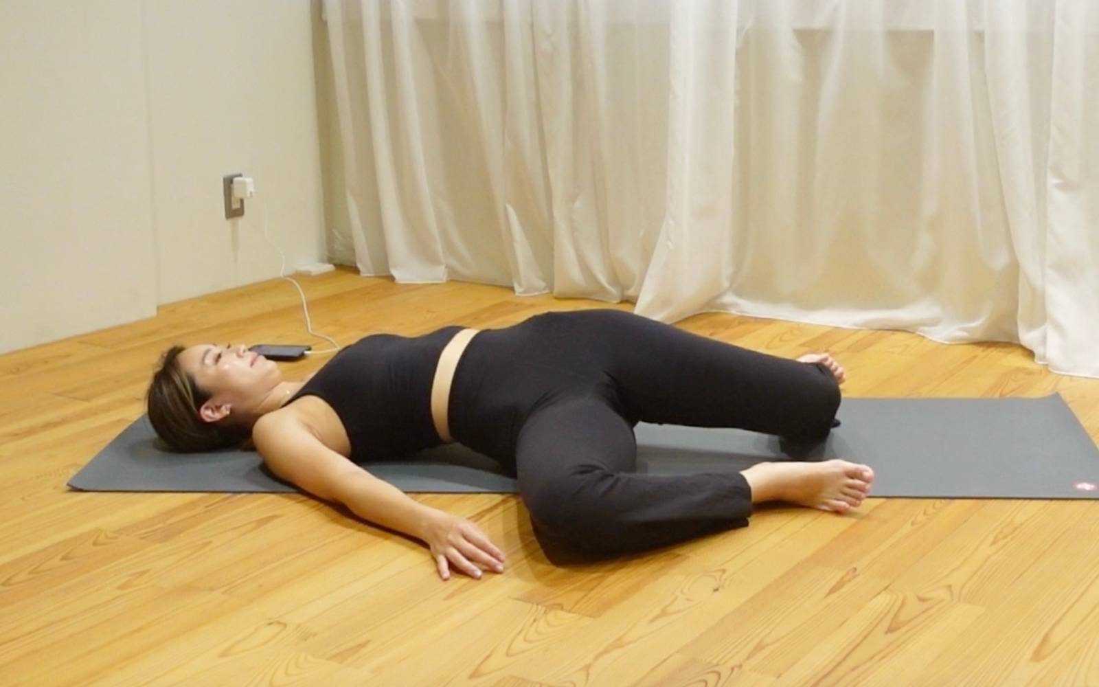 股関節ストレッチ