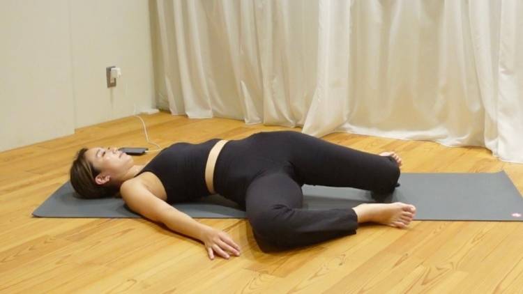 【腰・股関節をまとめて解放】寝たままOKのゆらゆらストレッチ