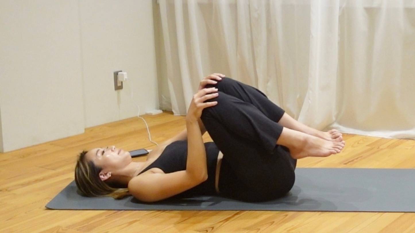 「座りっぱなしで腰が痛い…」→固まった腰をやさしく解放！両膝を抱えてほぐすストレッチ