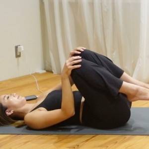 「座りっぱなしで腰が痛い…」→固まった腰をやさしく解放！両膝を抱えてほぐすストレッチ