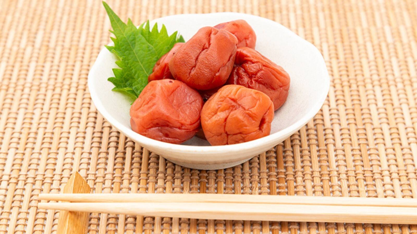 お皿にのった梅干し