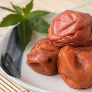 夏バテには「梅干し」が効く!期待できる3つの効果と簡単副菜レシピ