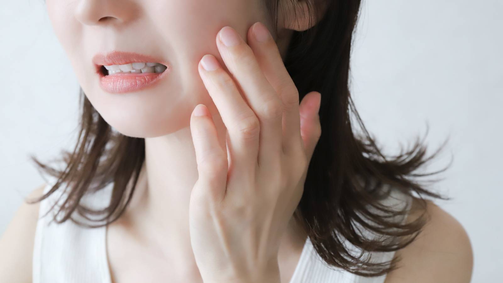 夏の紫外線・冷房・夏バテ…乾燥肌を引き起こす原因と栄養対策｜管理栄養士が解説