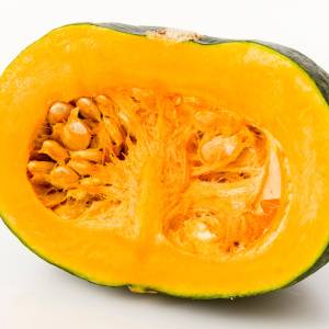 【かぼちゃ】ワタがぬるぬるしていたら食べられない？傷んでいるサインと、かぼちゃの正しい保存方法