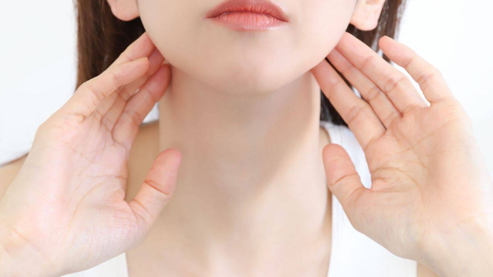 まるでマジック！たった一度でフェイスラインが激変する【広頚筋ほぐしケア】