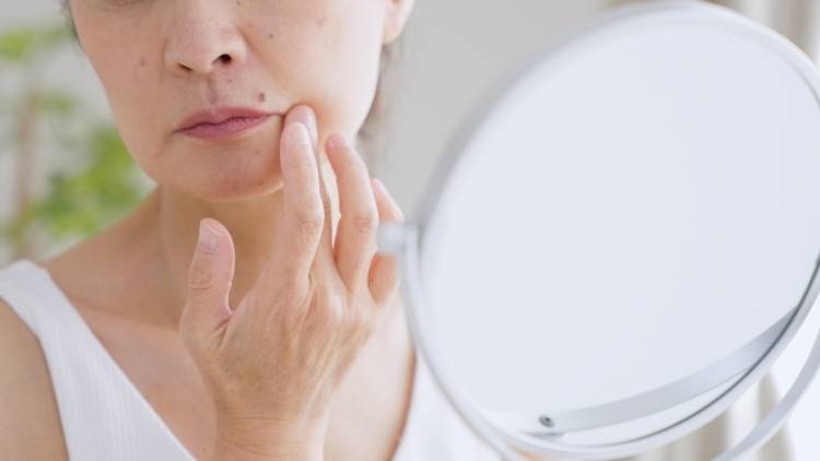 ほうれい線の意外な原因とは？姿勢とリンパを整えて老け見えストップ！いつでも簡単セルフケア