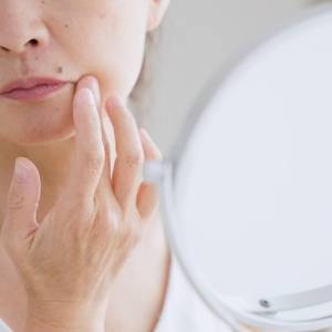 ほうれい線の意外な原因とは？姿勢とリンパを整えて老け見えストップ！いつでも簡単セルフケア