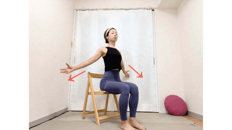 疲れが取れないのは姿勢のせい？胸を開くだけ！椅子でできる簡単疲労回復ストレッチ