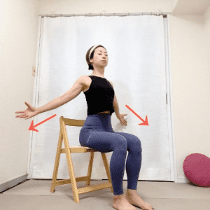疲れが取れないのは姿勢のせい？胸を開くだけ！椅子でできる簡単疲労回復ストレッチ
