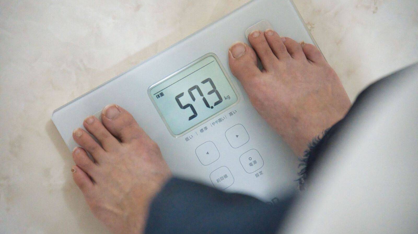 最近体重が落ちにくい!? 大人女子を『痩せ体質』に導く「夕食後にすること」と２つのスクワット