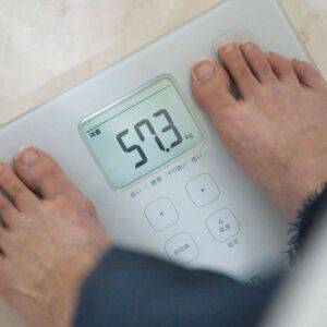 最近体重が落ちにくい!? 大人女子を『痩せ体質』に導く「夕食後にすること」と２つのスクワット