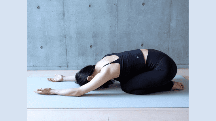 朝のガチガチ背中をゆるめて代謝アップ！万年ダイエッターに知ってほしい魔法の寝起きヨガルーティン