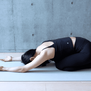 朝のガチガチ背中をゆるめて代謝アップ！万年ダイエッターに知ってほしい魔法の寝起きヨガルーティン