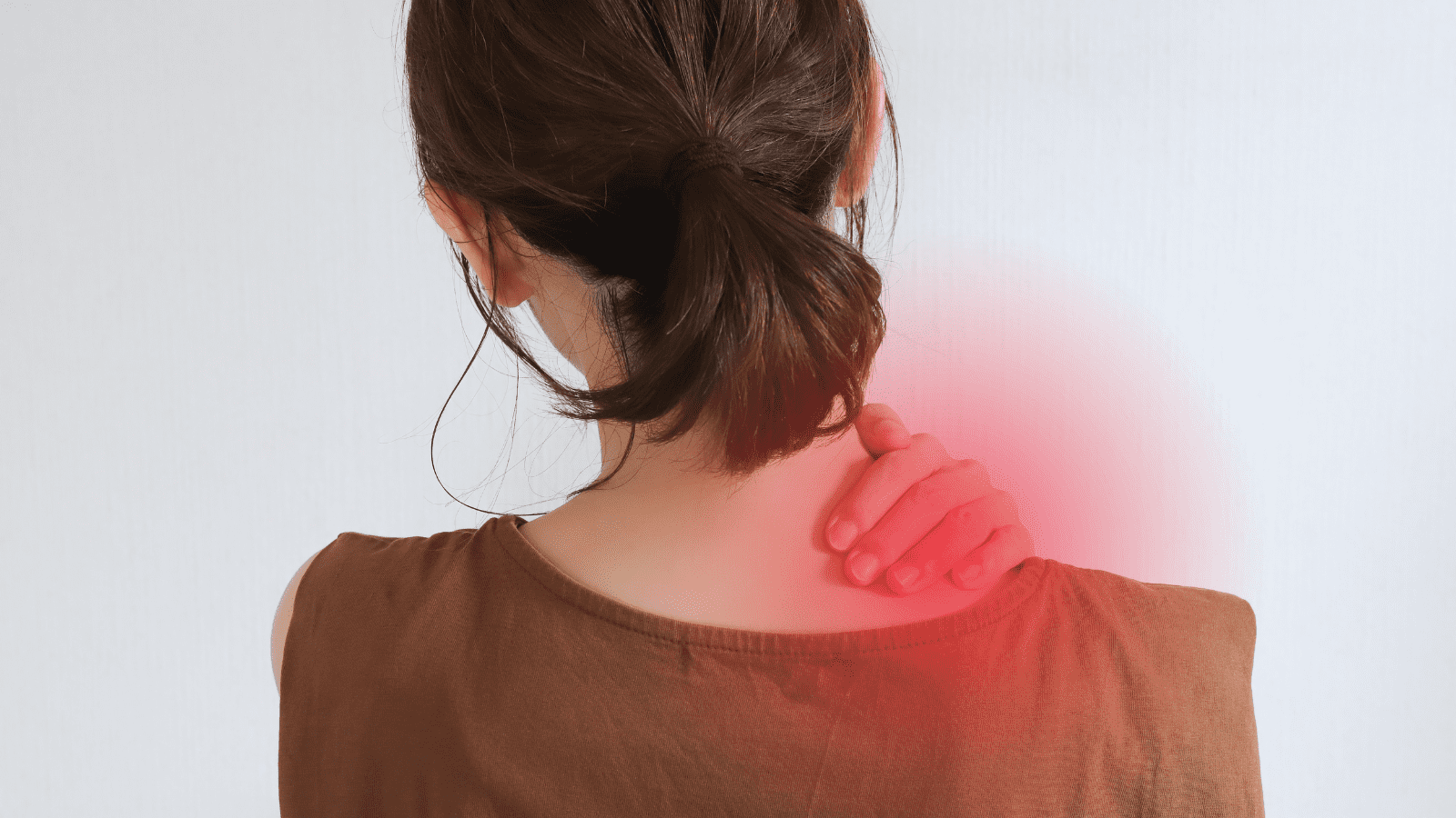 辛〜い肩こりは胸の硬さも原因に！呼吸に合わせて胸を伸ばし開いていく肩こり改善ストレッチ