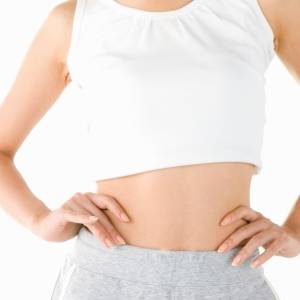 暑い季節は「くびれ」がなくなりやすい？→椅子に座りながら【3分エクササイズ】でお腹の筋肉を総動員