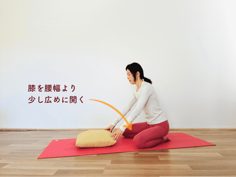 膝を開いたチャイルドポーズ