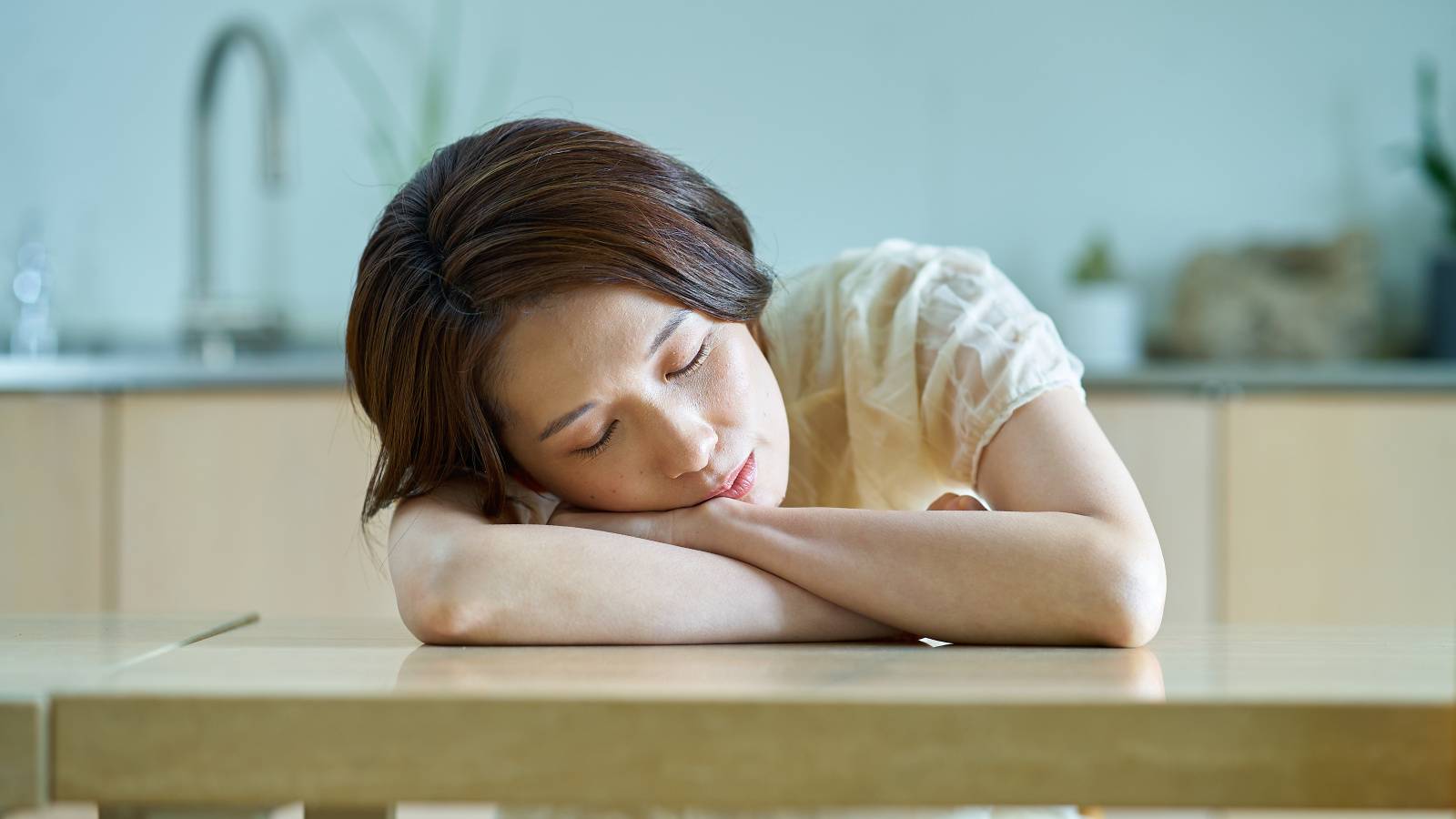 “食後眠くなる人”が避けたい意外なNG食品と改善ポイント｜管理栄養士が解説