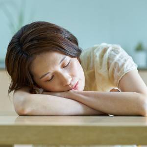 “食後眠くなる人”が避けたい意外なNG食品と改善ポイント|管理栄養士が解説