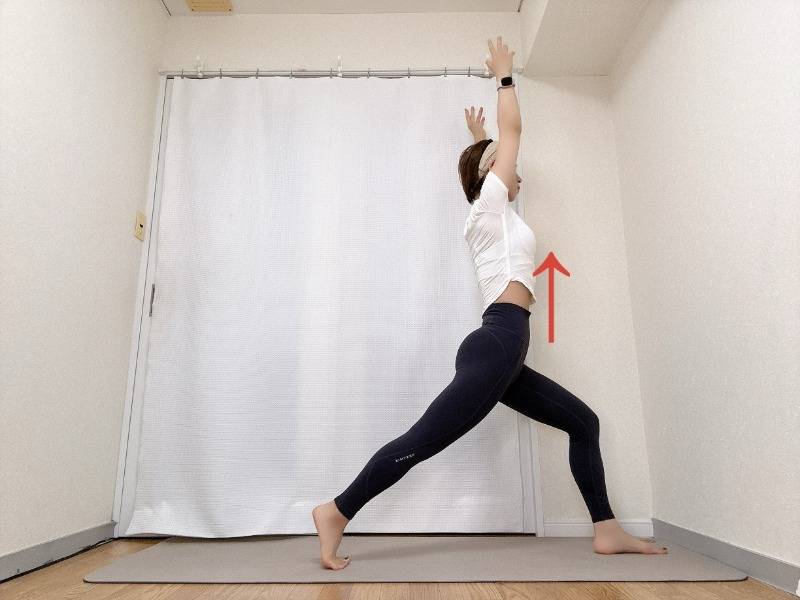 左脚を後ろに引き、右膝を曲げて上体を引き上げるハイランジポーズ