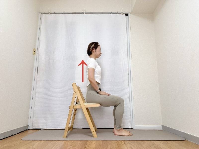 背筋を伸ばして椅子に浅めに座った体勢