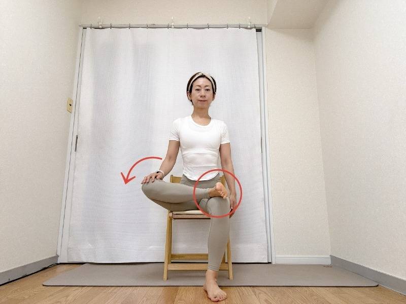 椅子に座り、左脚を右桃の上の乗せ、4の字を作った体勢