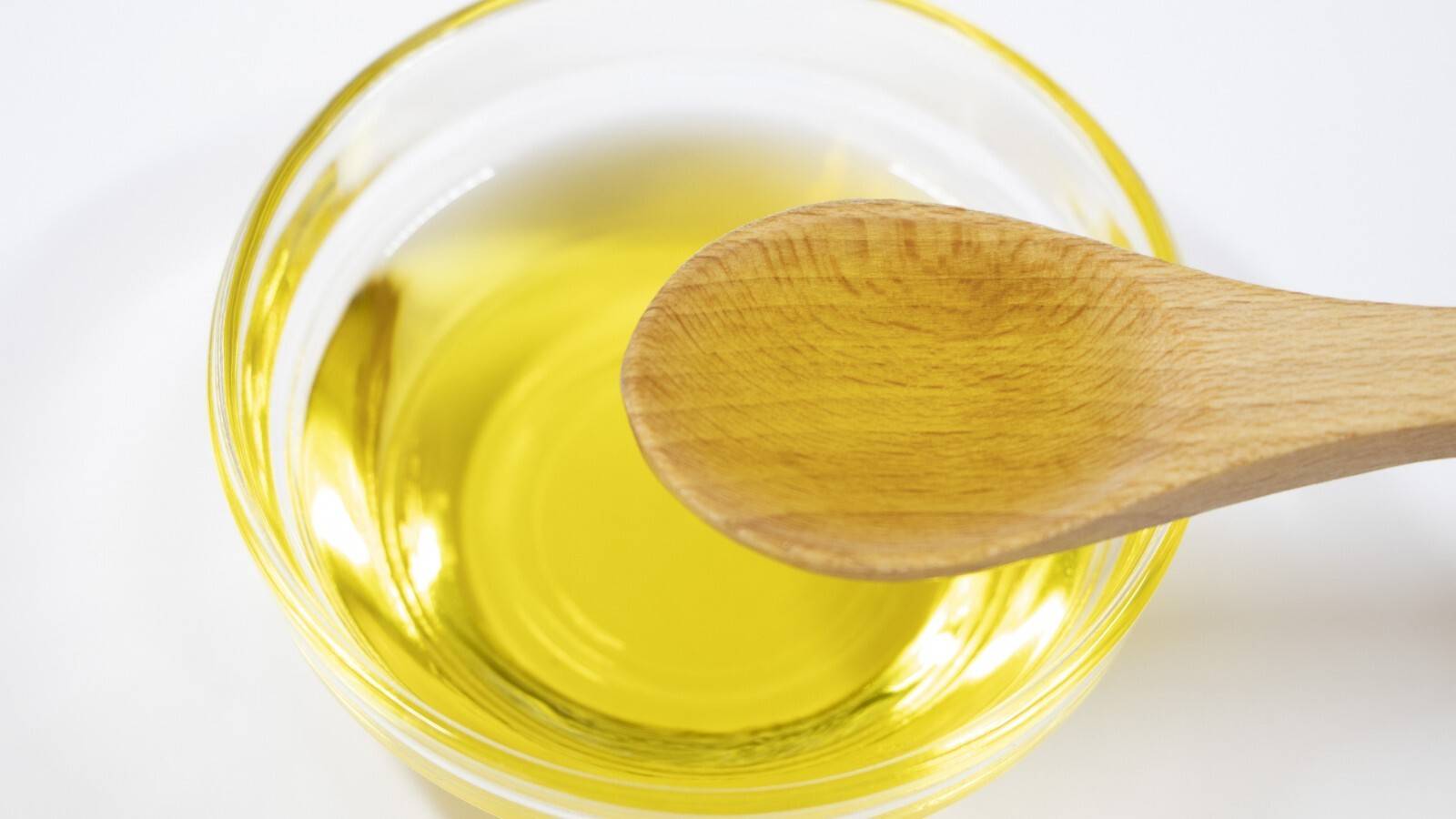 トマトにかけるオリーブオイル