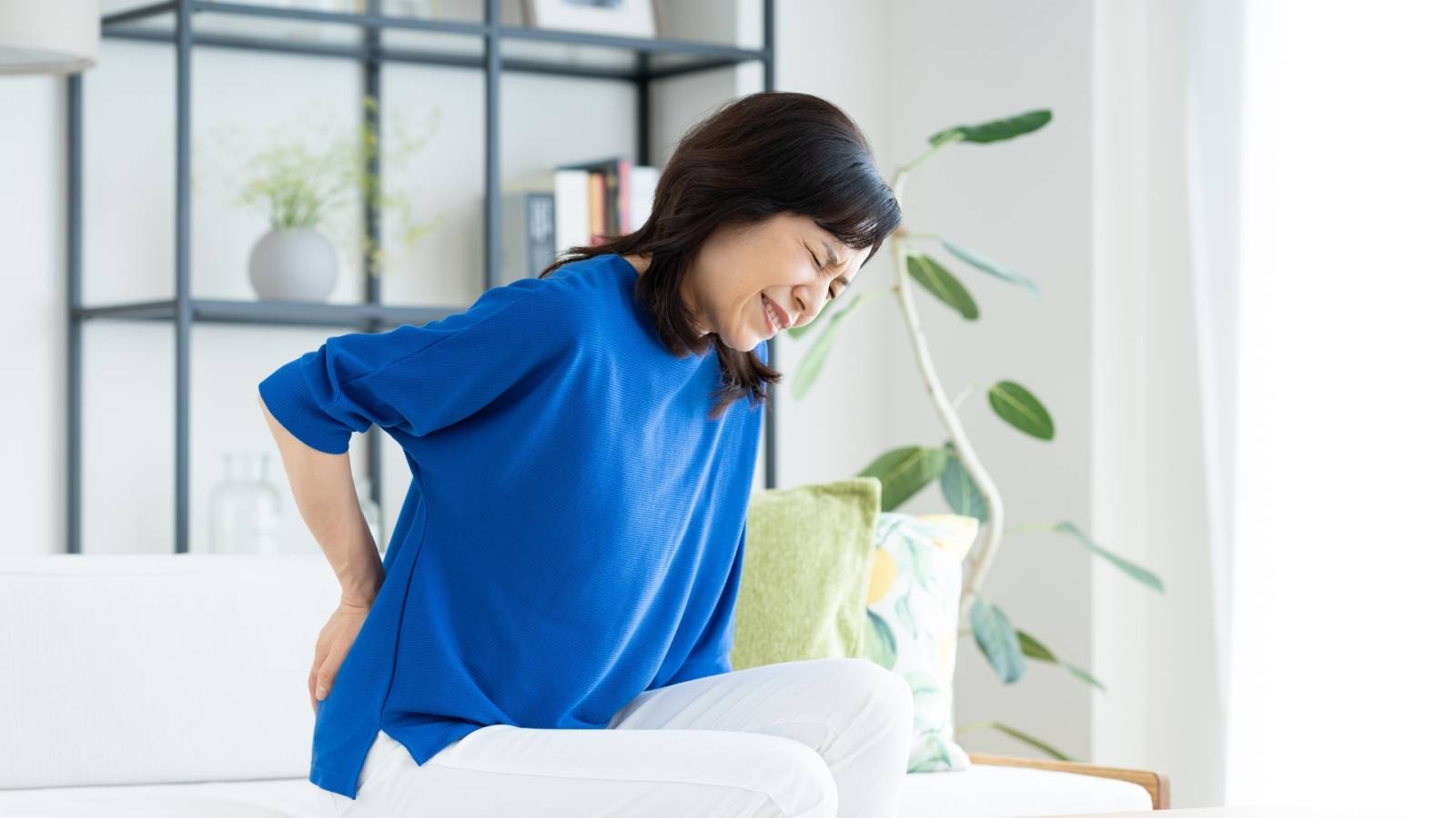 【壁にもたれかかるだけで腰痛がラクになる】簡単だから運動嫌いの人も継続できる！腰痛改善ストレッチ