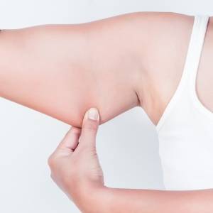 【二の腕】タプタプがスッと落ちる!万年ダイエッターが驚いた自宅ですぐできる“ゆる筋刺激” ポーズ