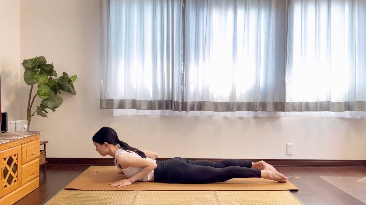 ベイビーコブラのポーズ