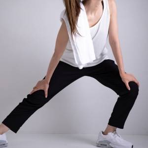 【股関節の違和感に】運動が苦手でも大丈夫！股関節の硬さをほぐすお尻＆かかと寄せストレッチ