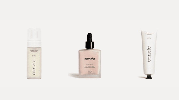 今注目の58歳、パメラ・アンダーソンの信念が詰まった「Sonsie Skin」