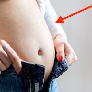 "腹筋トレーニングなし"でぽっこりお腹を凹ませる！壁を使った簡単腸腰筋ストレッチ