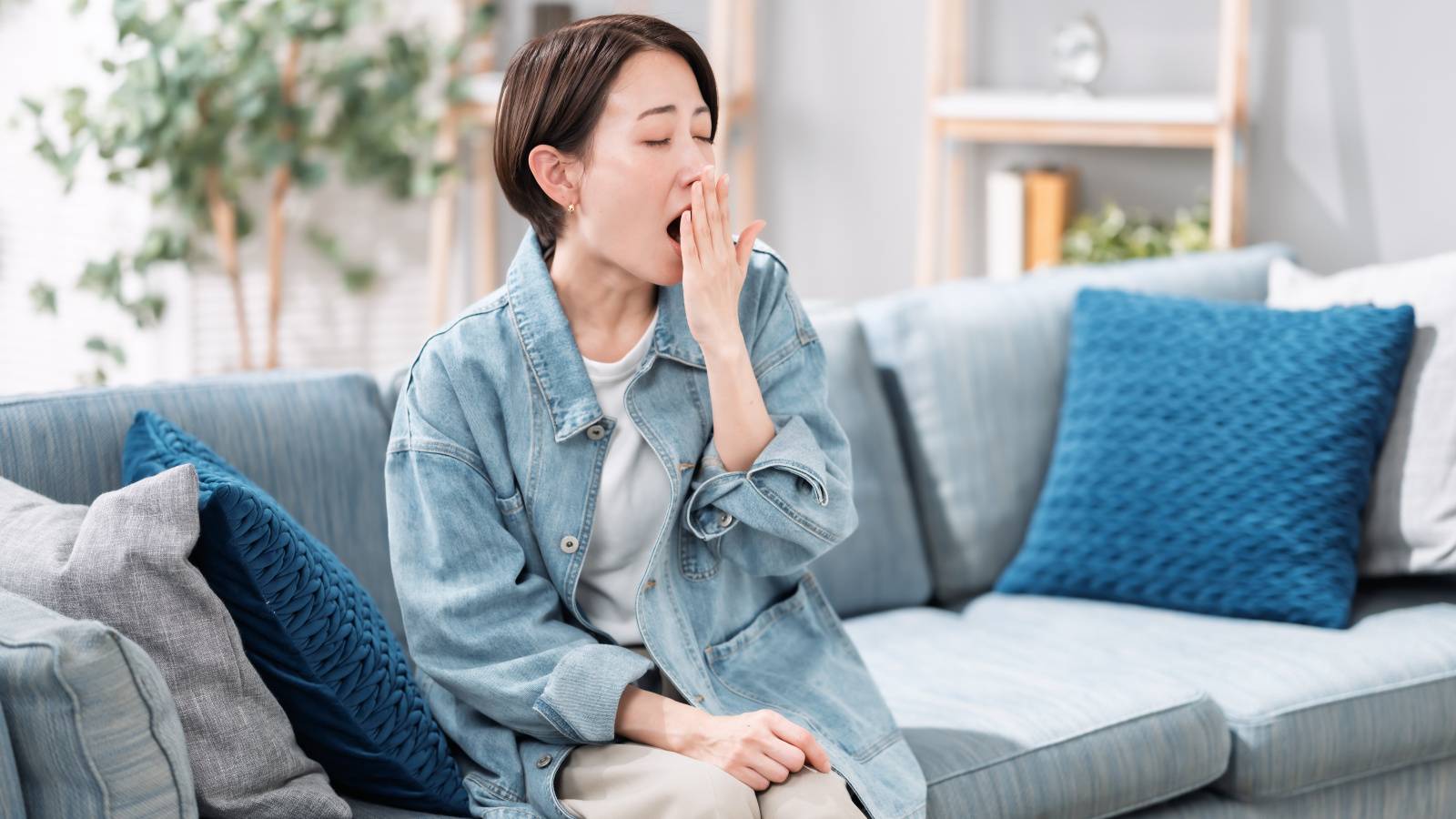 ランチ後の強烈な眠気に襲われたときの対策法【プチ昼寝：パワーナップ】と【お手軽いすヨガ】のやり方