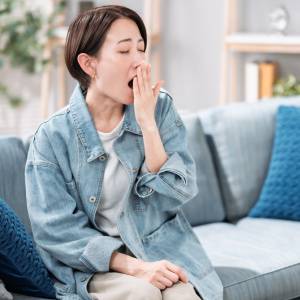 ランチ後の強烈な眠気に襲われたときの対策法【プチ昼寝：パワーナップ】と【お手軽いすヨガ】のやり方