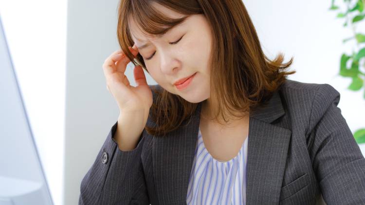 首が痛い・目が痛い・頭が重い|そんな時は【天柱のツボ】がお助け!デスクでできるスッキリツボ押し