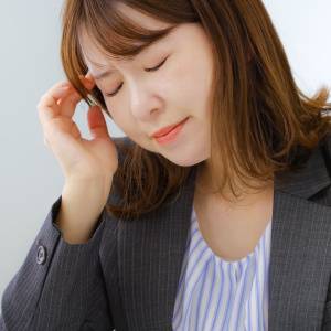 首が痛い・目が痛い・頭が重い｜そんな時は【天柱のツボ】がお助け！デスクでできるスッキリツボ押し