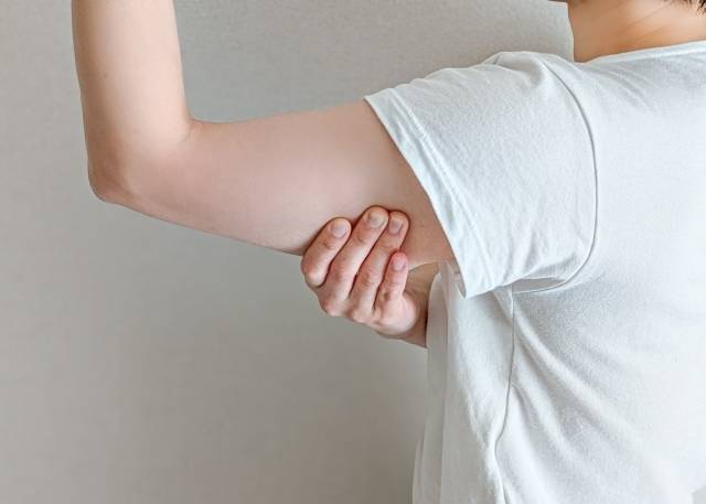 二の腕のたるみの原因は姿勢