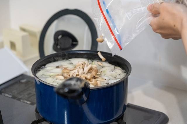 冷凍きのこを投入