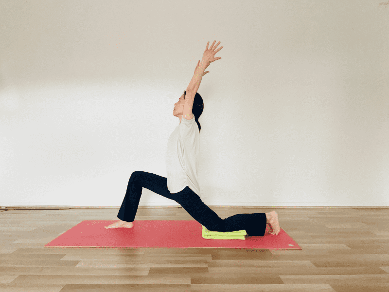 三日月のポーズ