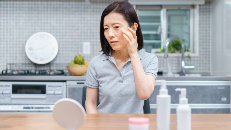 閉経後に「突然、肌が乾く」その理由はホルモン低下?更年期の肌の最適なケア方法を皮膚科専門医が伝授