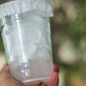 熱中症に詳しい【医師推奨】コンビニ氷で即冷え対策「ネックアイシング」のやり方とは?