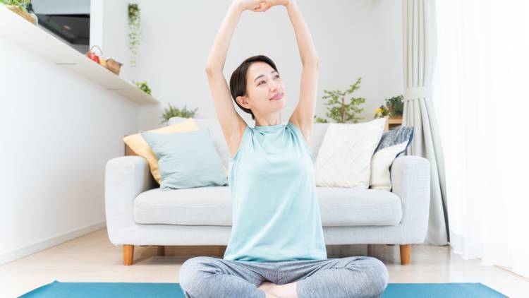 簡単な動きだから続けやすい！残暑の疲労感をすっきりリセットする“1分お尻＆肩ほぐしヨガ”