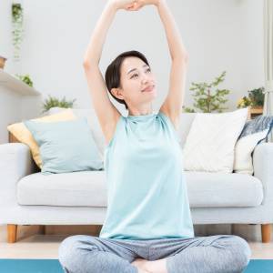 簡単な動きだから続けやすい！残暑の疲労感をすっきりリセットする“1分お尻＆肩ほぐしヨガ”