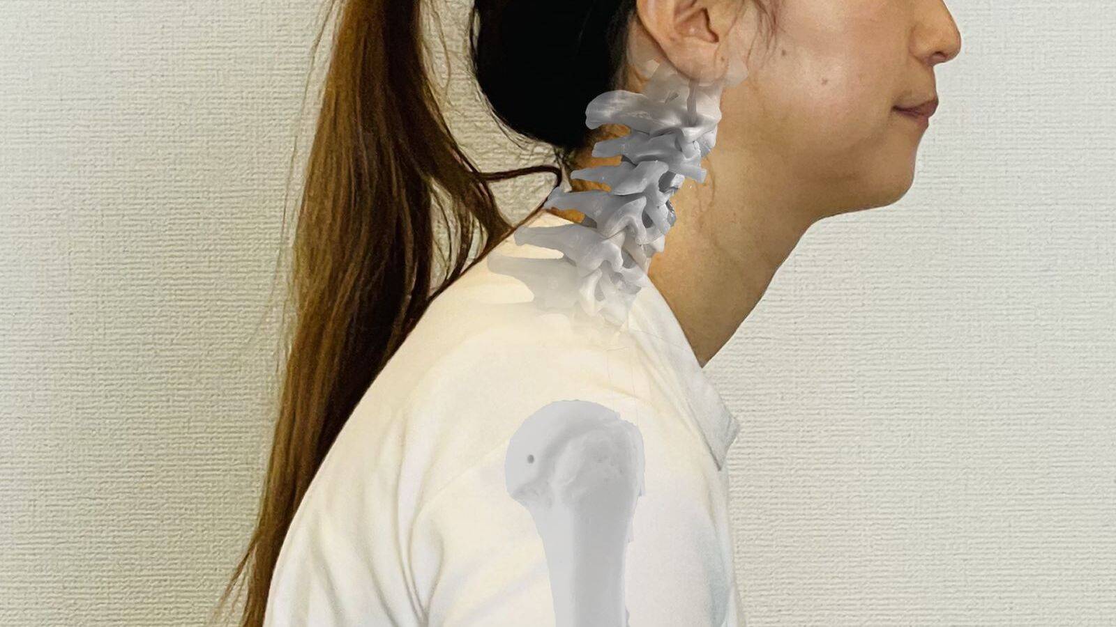 仰向けに寝たとき床と肩が離れていたら「巻き肩」！「大胸筋」をほぐして巻き肩を改善するストレッチ