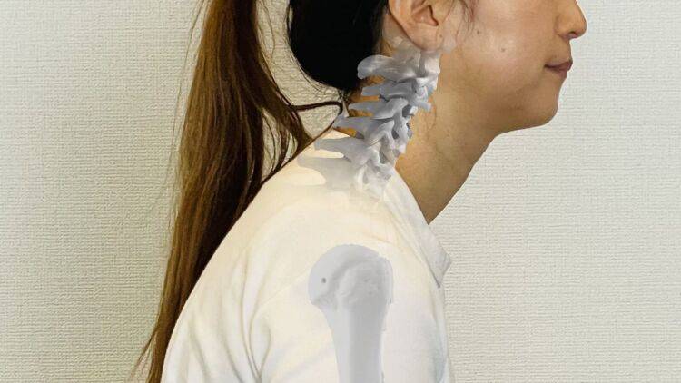 仰向けに寝たとき床と肩が離れていたら「巻き肩」!「大胸筋」をほぐして巻き肩を改善するストレッチ