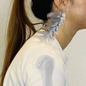 仰向けに寝たとき床と肩が離れていたら「巻き肩」！「大胸筋」をほぐして巻き肩を改善するストレッチ