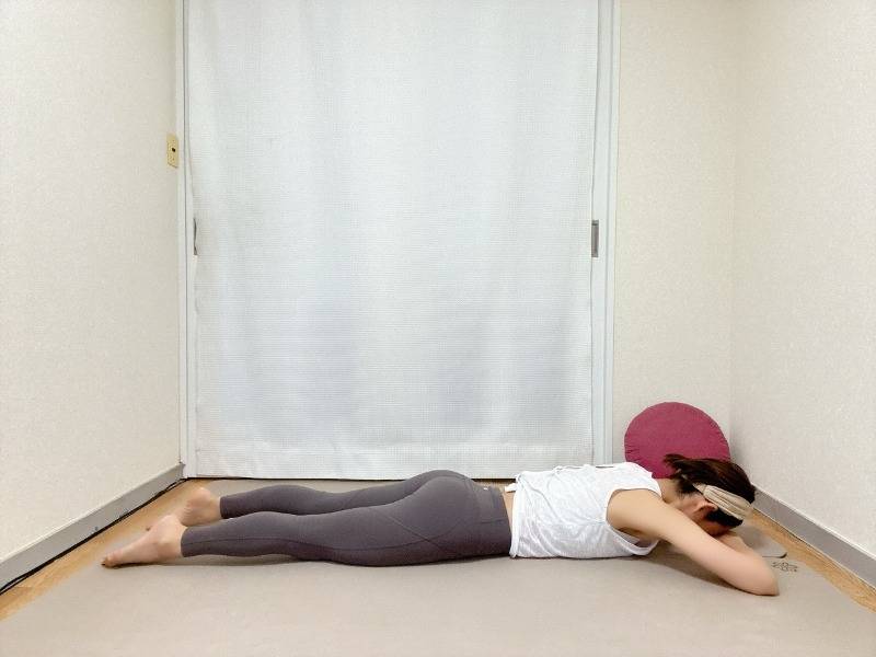 両手を枕にしたうつ伏せ寝